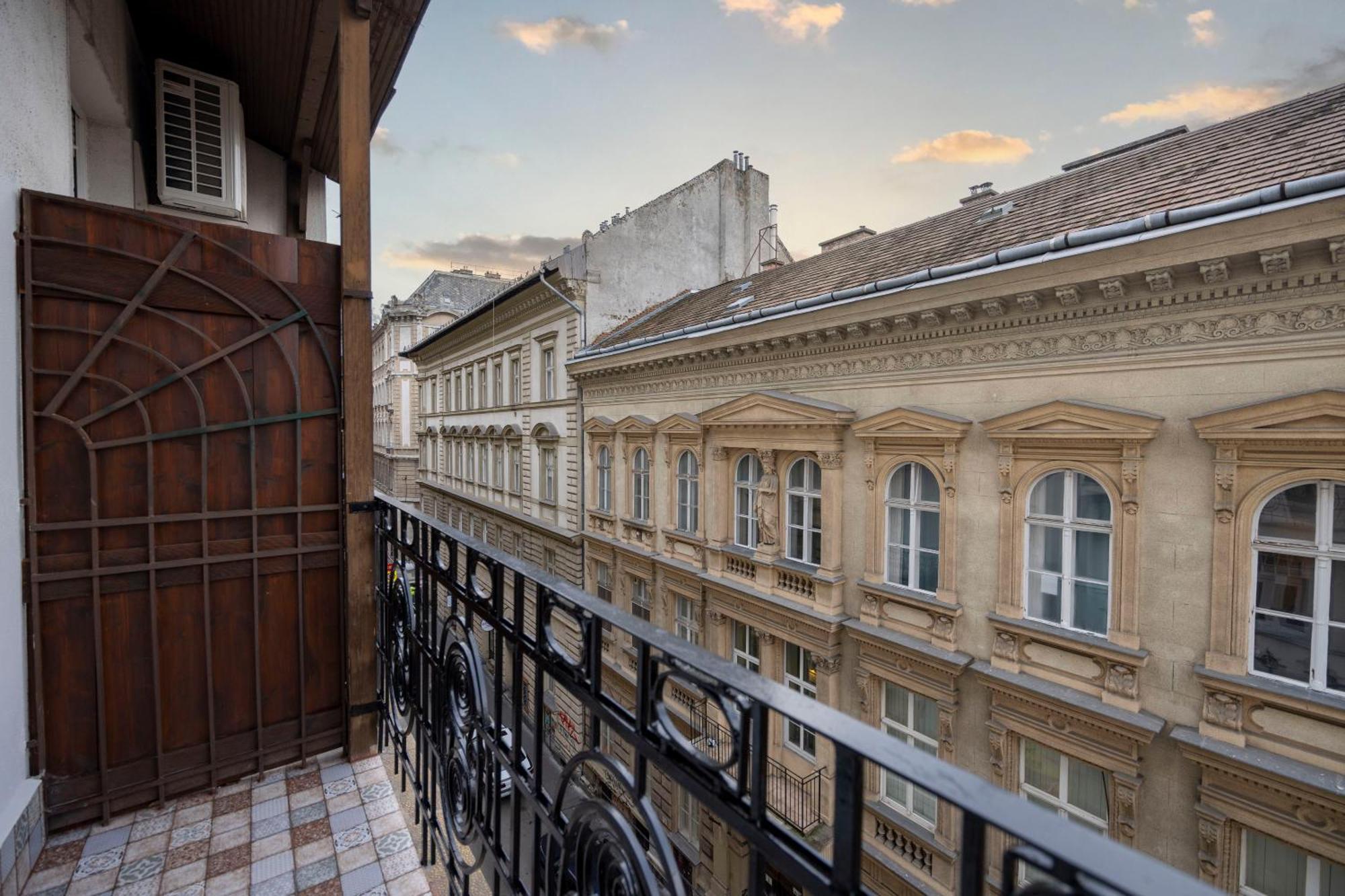 Luxurious Central 4Bedrm 3Bathrm Residence W/ Balcony Budapest Luaran gambar